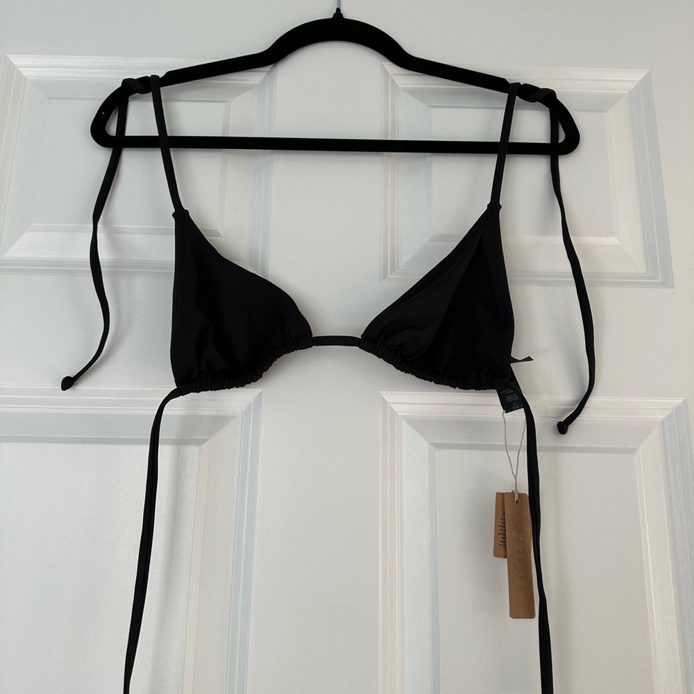 Skims triangle top size L NWT color onyx